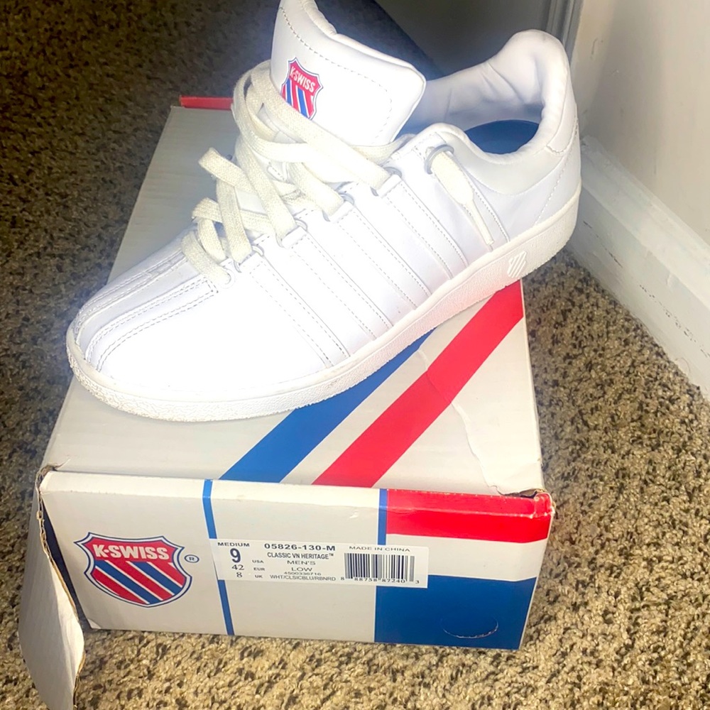 K-Swiss low top tennis shoes